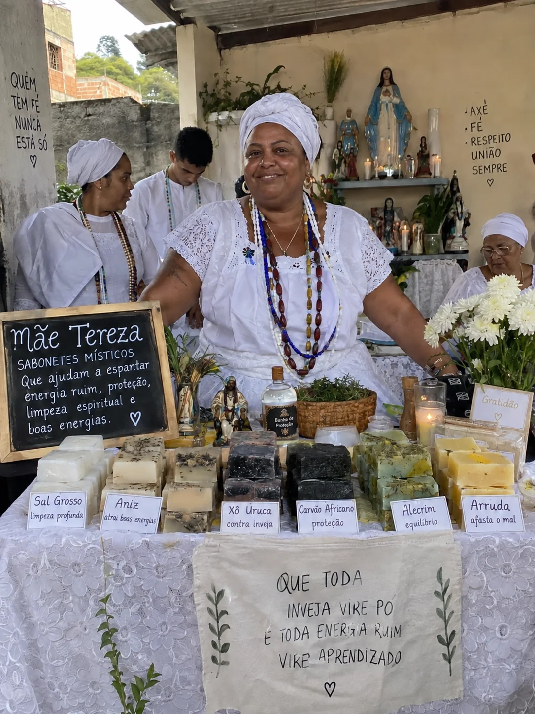 Tereza, aluna do guia, com seus sabonetes